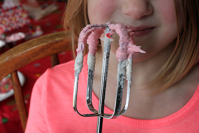 1 pink and white frosting beater