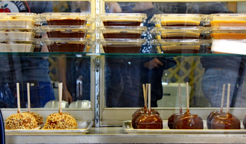 11 Pleasant View Orchard Caramel Apples and Fudge
